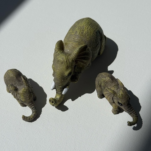 Decor 🐘 3PC Elephant Hug Baby Resin Figurine Set – Cute Miniature Home Décor - Picture 6 of 16